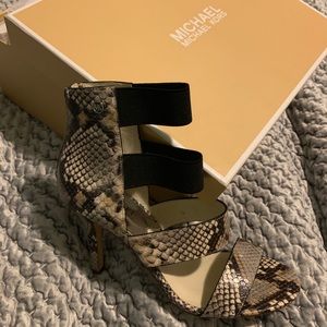 MICHAEL KORS HEELS 8.5 NEW IN BOX